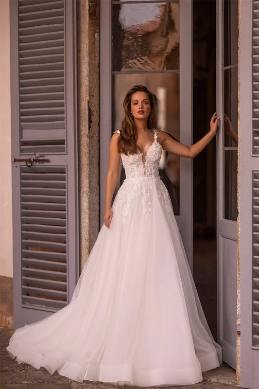 Charming Spaghetti Straps V-neck Lace Applique Bridal Grown A Line Wedding Dresses Sweep Train Custom Made 2026 Rode De Morrie