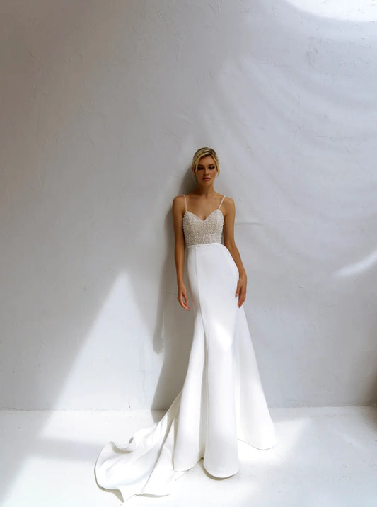 Shiny Spaghetii Straps Beaded Pearl V-neck Satin Sheath/mermaid Wedding Dresses Sweep Train 2026 Rode De Morrie